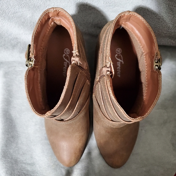 Forever Camila-69 NWOT Faux Leather Buckle and Strap Booties Tan Size 10 - Picture 9 of 12